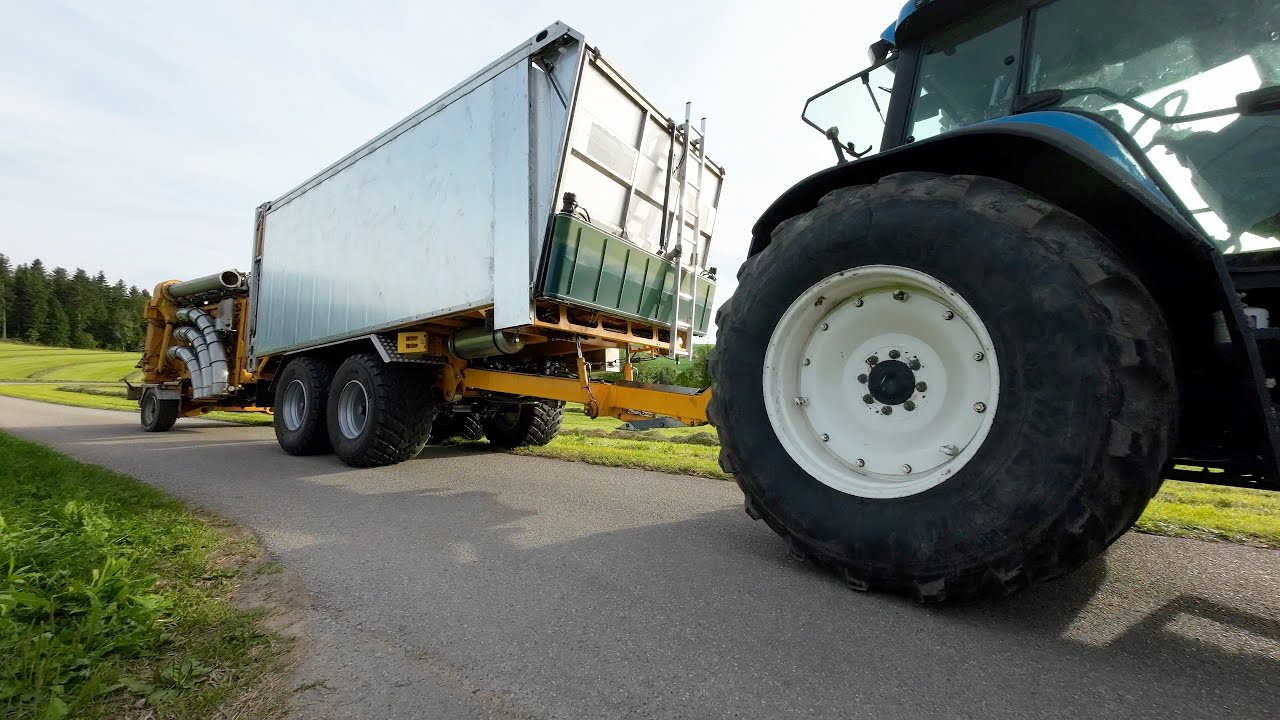 Neue Häckselwagengeneration und Hochleistungsgebläse im Graseinsatz
