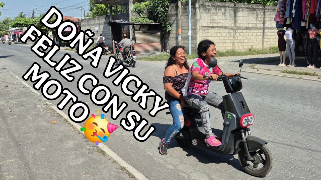 DOÑA VICKY feliz con su moto nueva todos se le quedan viendo
