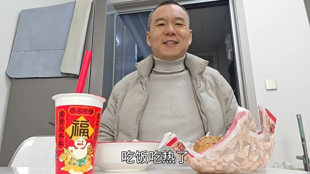 河南暴雪，女儿停课两天，午饭蜜雪冰城加汉堡，全职陪她玩雪吃零食