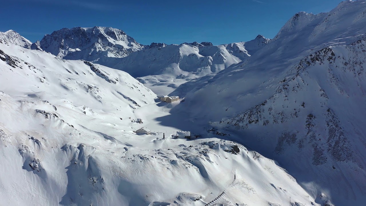 Le Col du Grand-Saint-Bernard en hiver
