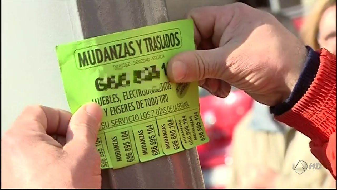 Multan con 155.000 euros a un pensionista por pegar carteles en la vía pública de Barcelona
