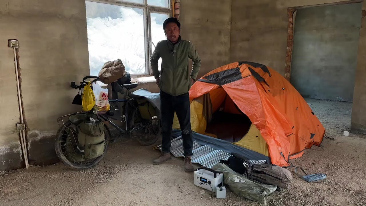 骑行新疆来到天山下，借宿毛胚房露营挡风又保暖，晚上炖羊肉吃