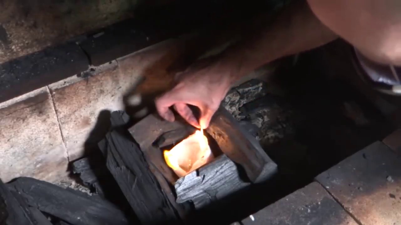 Como acender a churrasqueira com apenas 1 palito de fósforo sem usar álcool