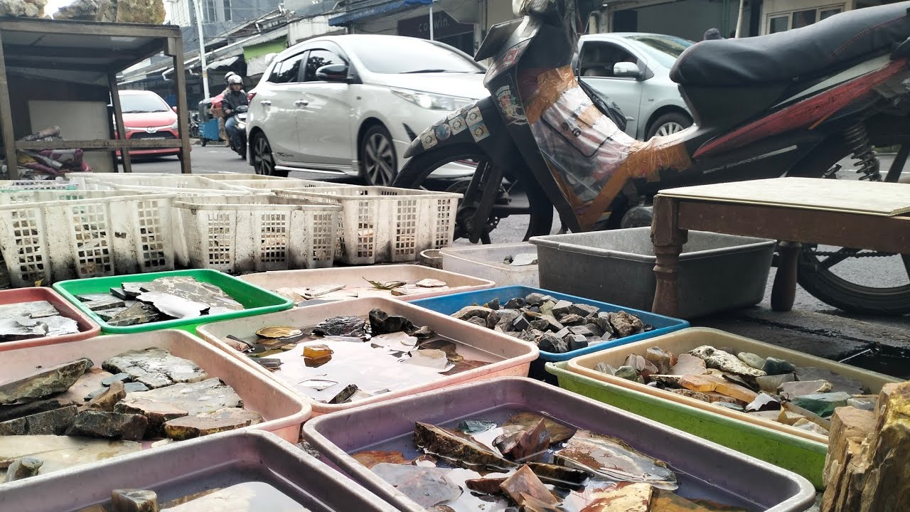 LAPAK BONGKAHAN BATU AKIK MURAH DI EMPERAN JATINEGARA 