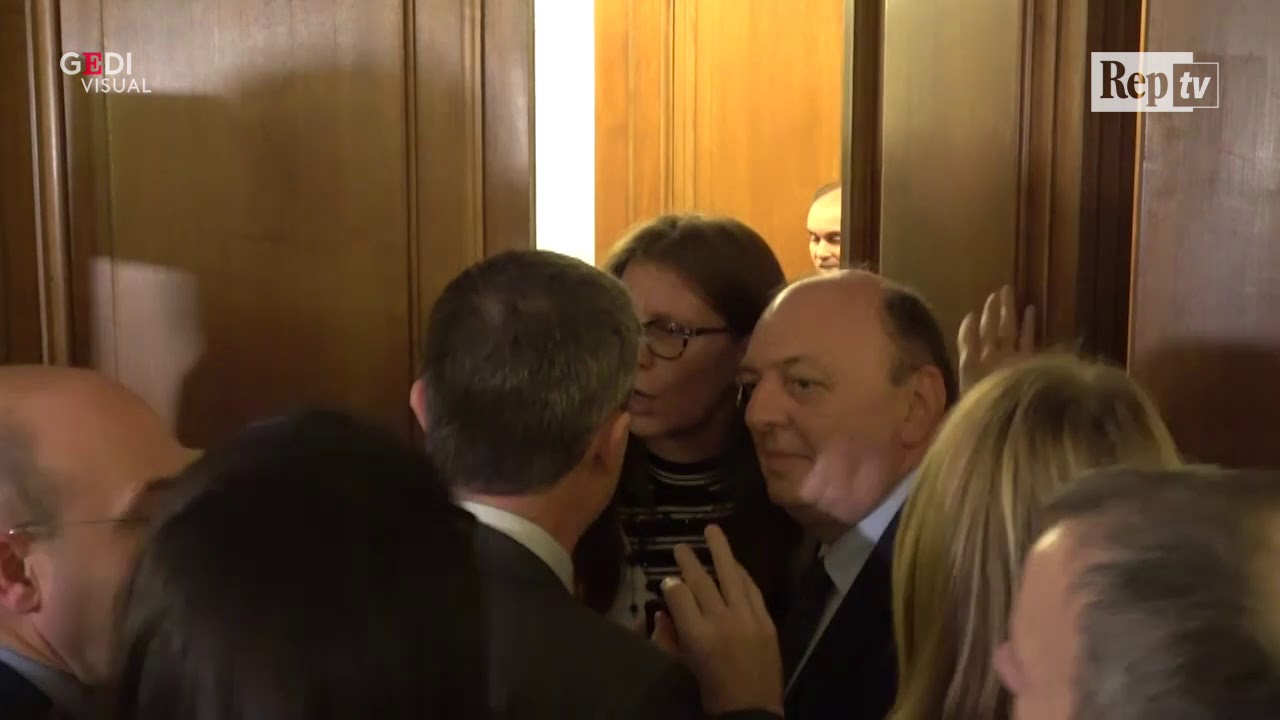 Manovra, bagarre in commissione al Senato. Il Pd irrompe in presidenza: 