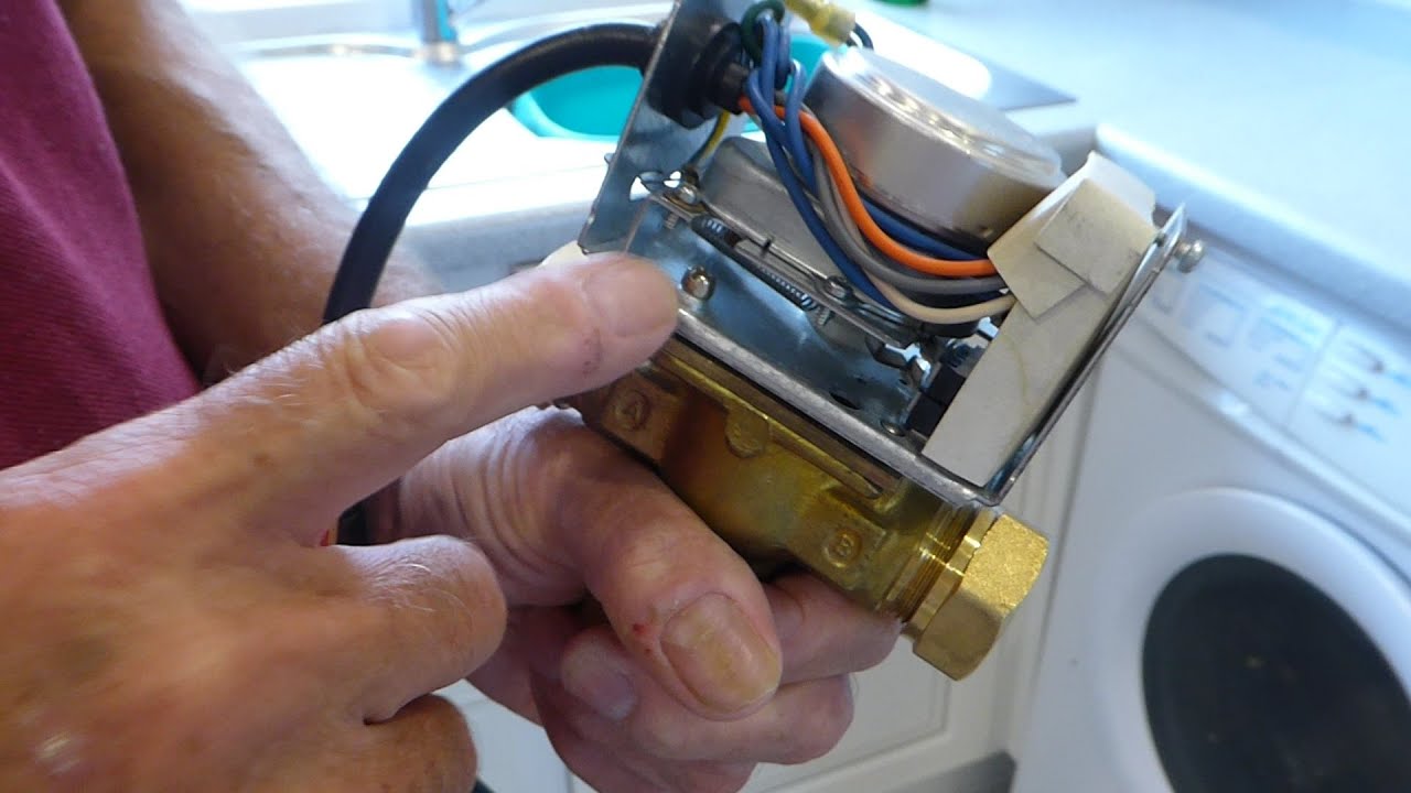 How to renew a motorised valve motor or head. No draining down.