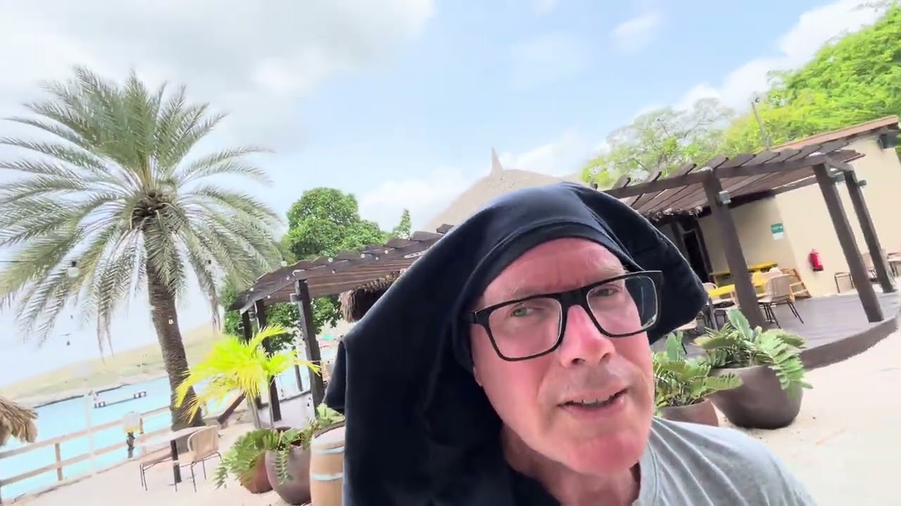 Visite du Dreams Curaçao Resort, Spa & Casino, le monsieur est content 