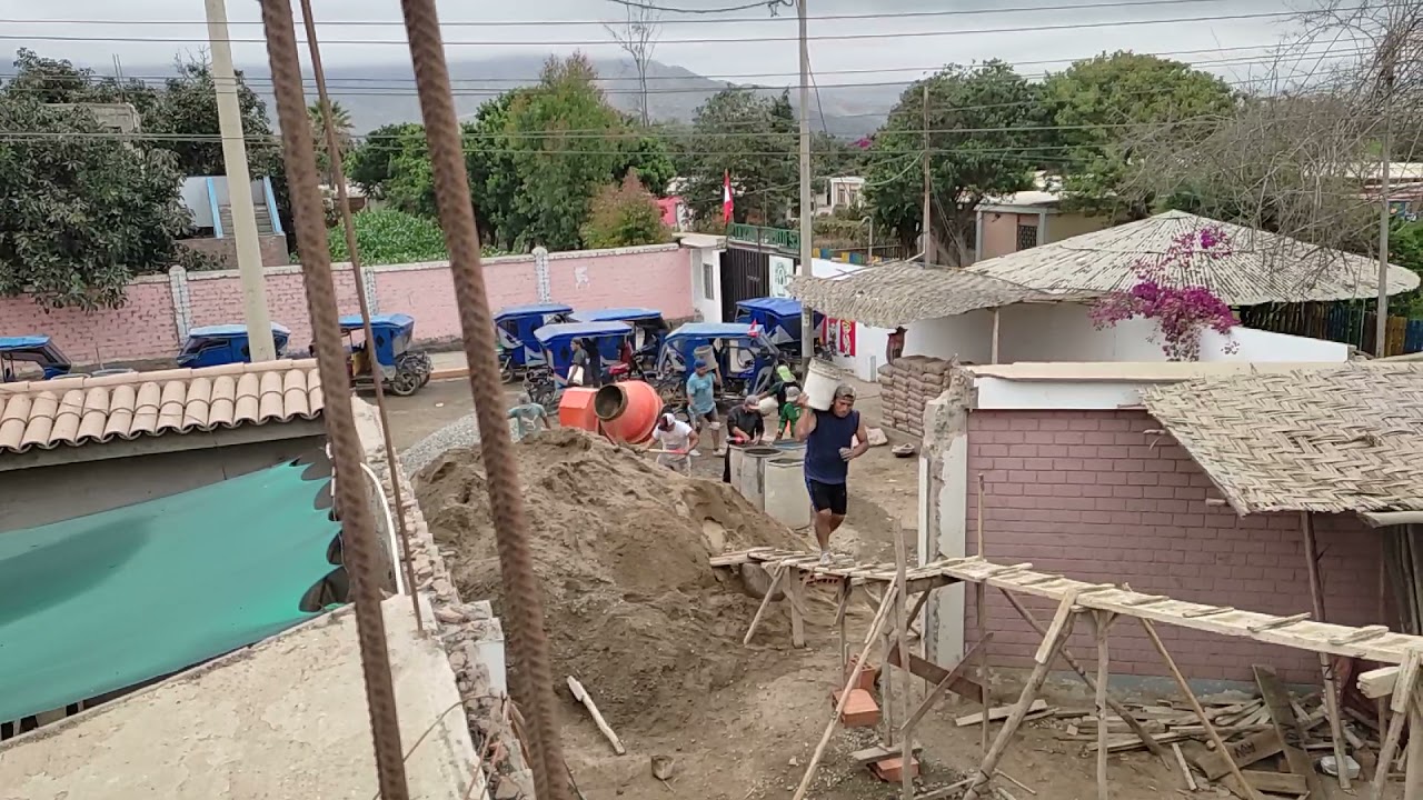 Así es el trabajo de los lateros (llenadores de techo) en Perú