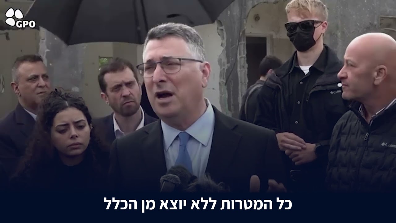 שר החוץ גדעון סער בהצהרה לתקשורת הזרה ממקום פגיעת הטיל בזרזיר