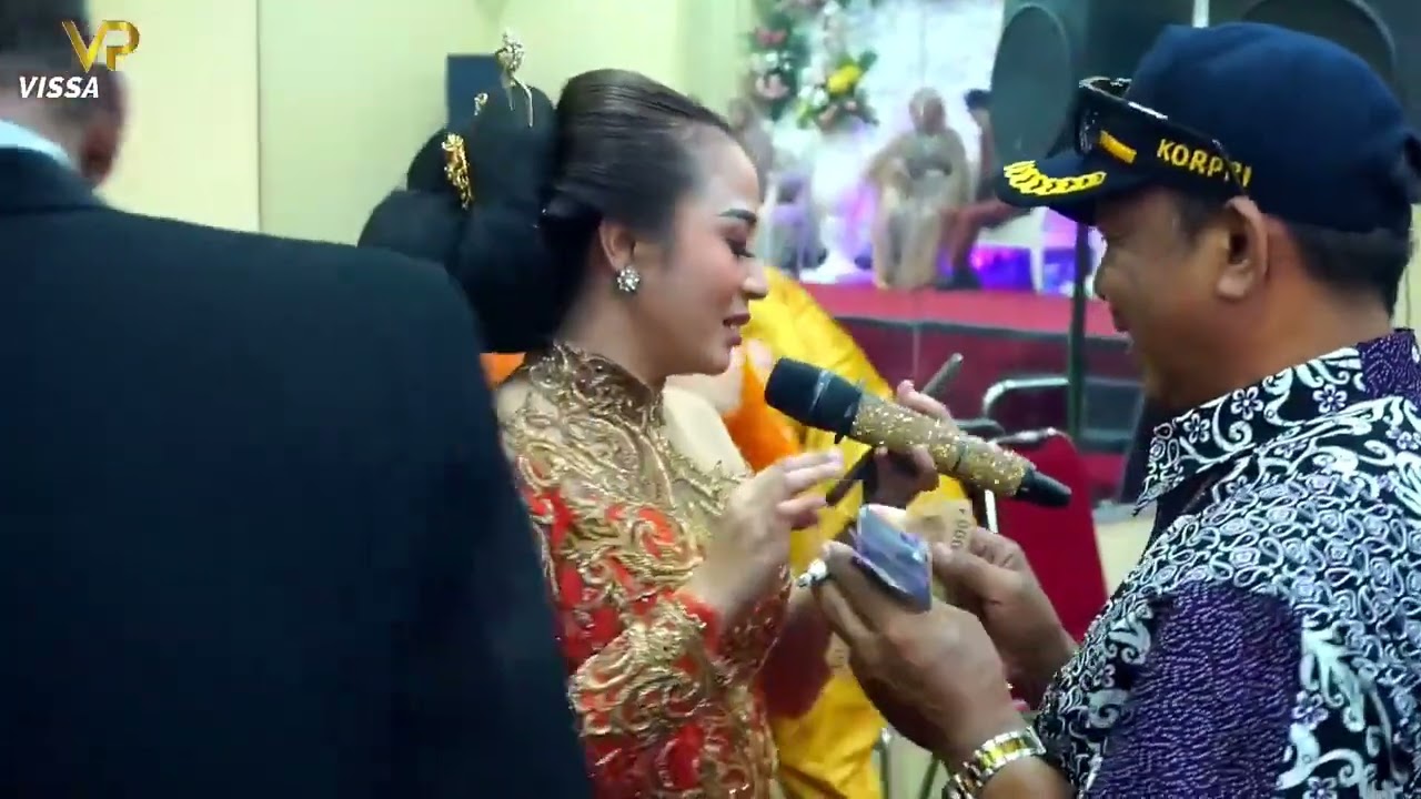 Mblenjani bersama pasukan mletree musik campursari Sragenan cokek mania KONCO DEWE #Bella