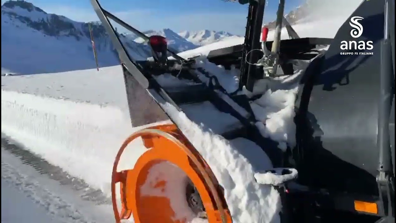 Sgombero neve per raggiungere il Passo dello Stelvio