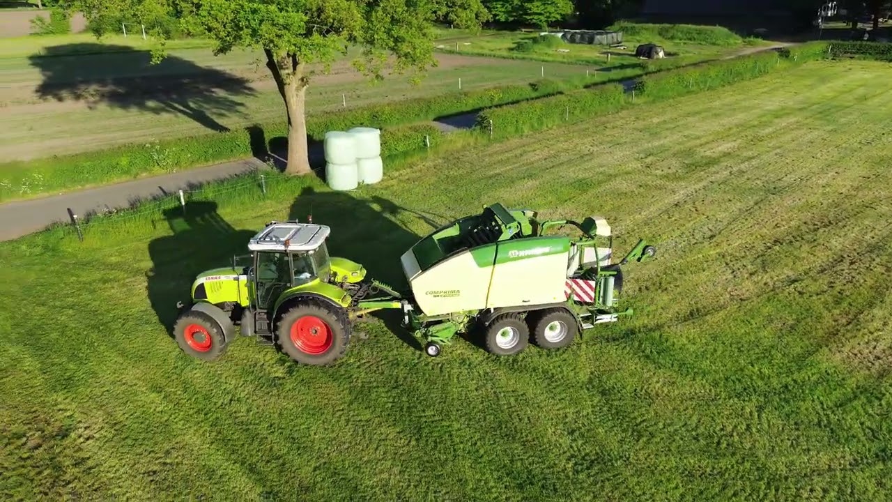 Claas pressing bales near beekbergen