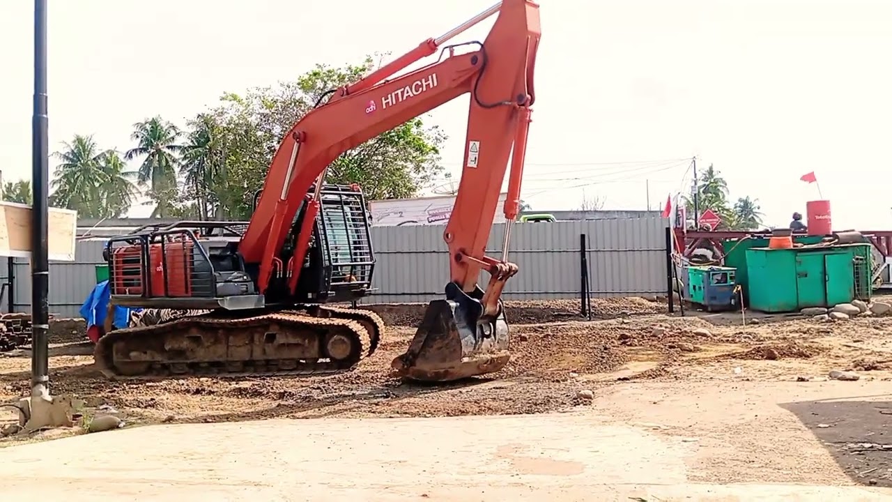 Excavator Hitachi kerja gacor meratakan jalan untuk jembatan bailey kuta blang. 