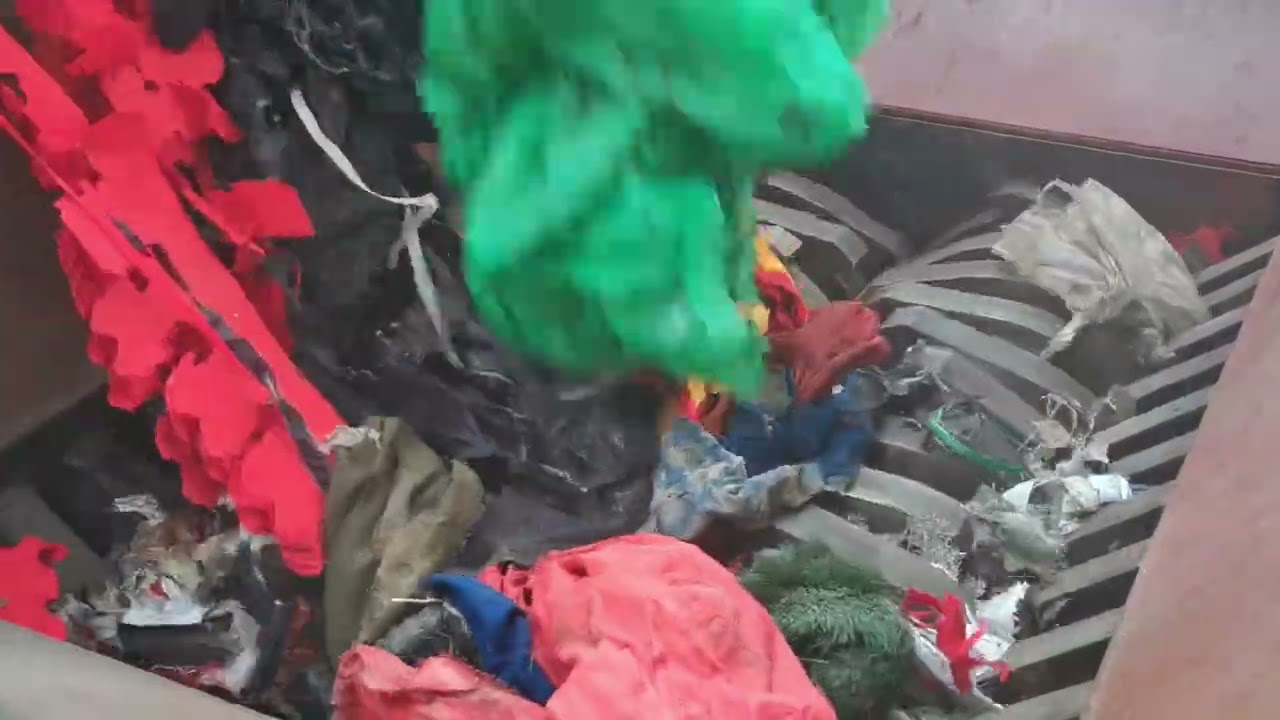 Double shaft shredder shredding waste textiles #shreddingmachine #scraprecycling