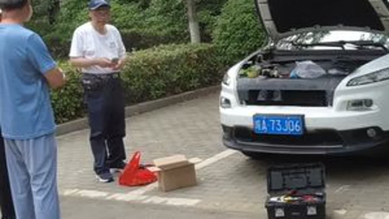 床车自驾在外，给移动电源充电，教你如何去轻松找到交流充电桩！ 阿杰常年免费给老年车友安装移动电源的两电三充系统！ 并教他们如何使用和轻松找到交流充电桩！#床车自驾游 #自改床车 #移动电源 #自...