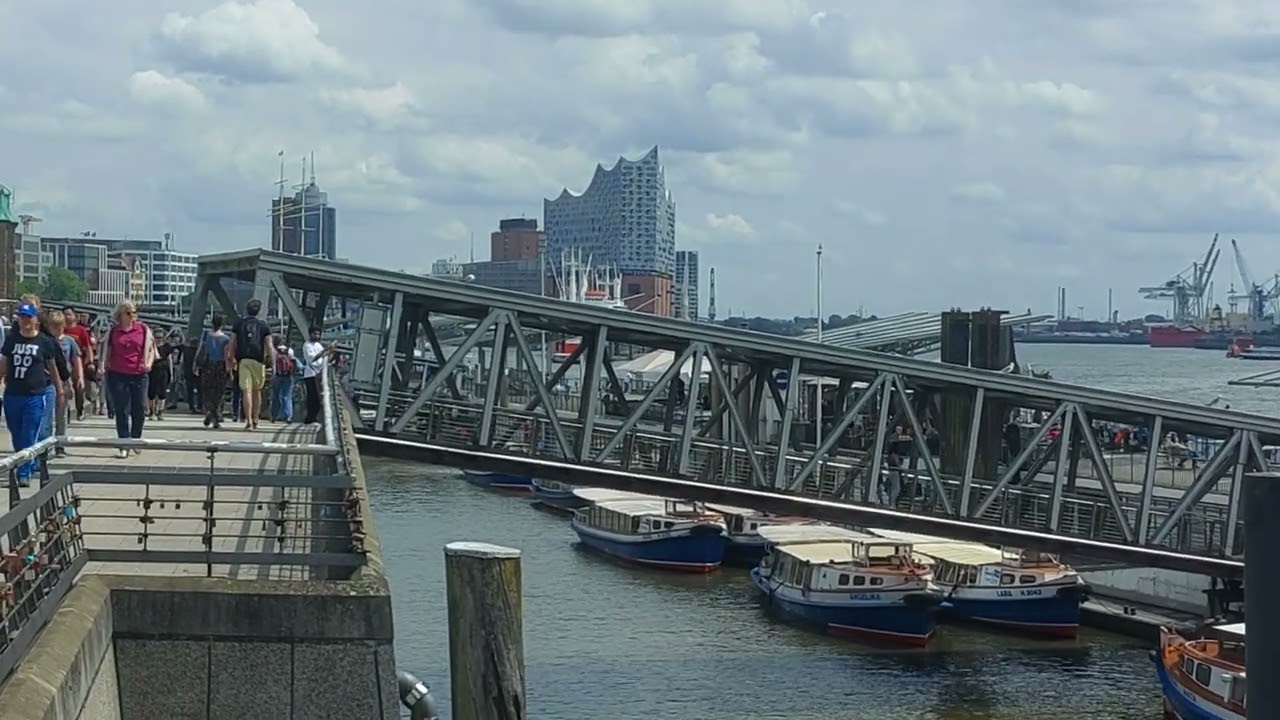 Immer wieder schön an der Elbe & am Hafen spazieren zu gehen 😜Man kann auch schön  vom HSV träumen😍