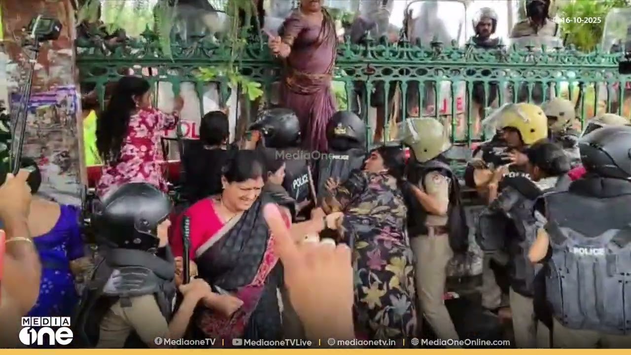'ഡ്രസ്സിൽ പിടിച്ച്  വലിക്കരുത്, ഒരെണ്ണം ഞങ്ങളെ തൊട്ടുപോകരുത്...'; മഹിളാ മോർച്ചയുടെ പ്രതിഷേധം