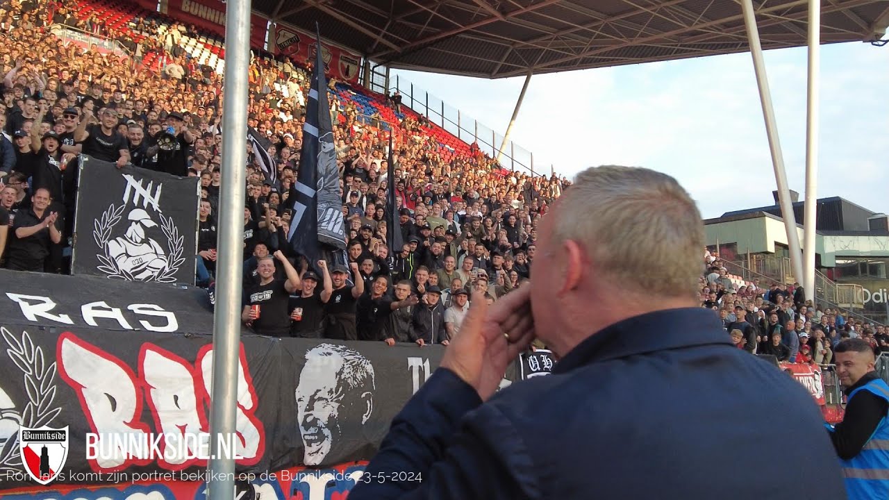 Ron Jans komt zijn portret bekijken op de Bunnikside