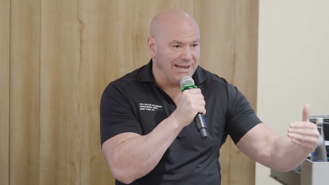 Дана Уайт, генеральный директор и президент UFC, посещает MBZUAI