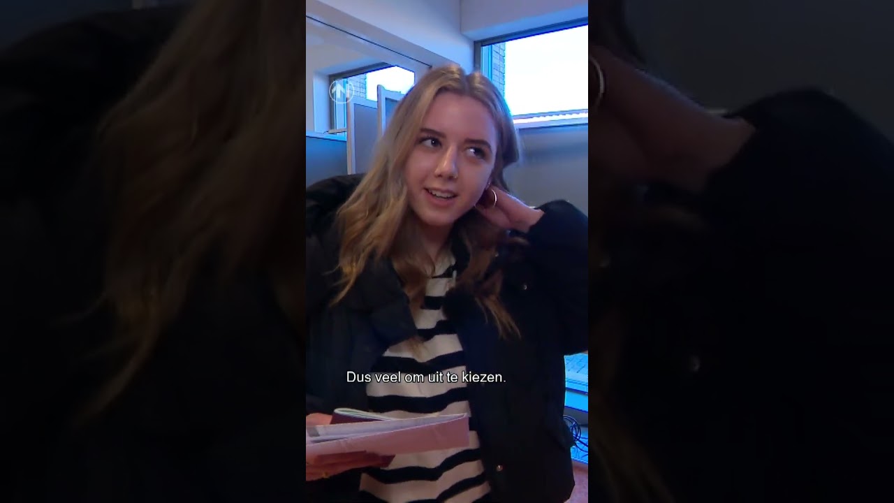 Nikki mag voor het eerst stemmen! 🗳️💪 Dat doet ze samen met de burgemeester. 😲