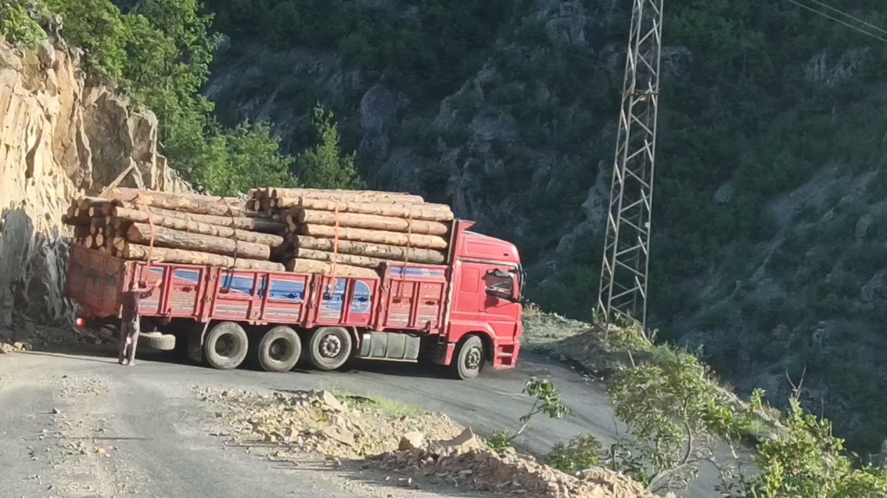 Zor yollar Karadeniz'de Artvin Yusufeli Balcılı da yorum taşıyan kamyonlar