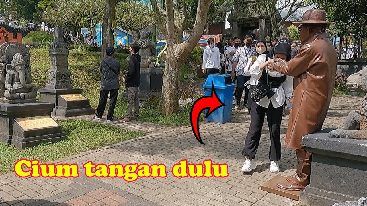 Cium tangan dulu sebelum kaget || Prank Patung Hidup