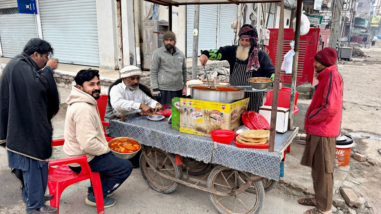 60-YEAR-OLD MOST CHEAP & FAMOUS PAKISTANI BREAKFAST! 😍 | Al-Haaj Siri Paye & Bong Paye - Desi Nashta