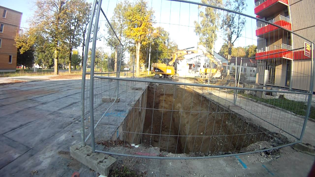 Aushub für Kellertreppe mit Cat 311d LRR