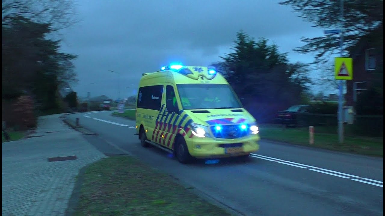 Witte Kruis Ambulance 10-181 met Spoed in Schoorl