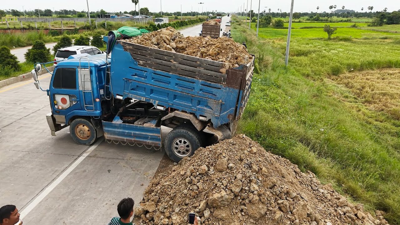 Fantastic Landfill Task! Good Technique Of KOMATSU Bulldozer Driver Push Soils With Trucks Dumping