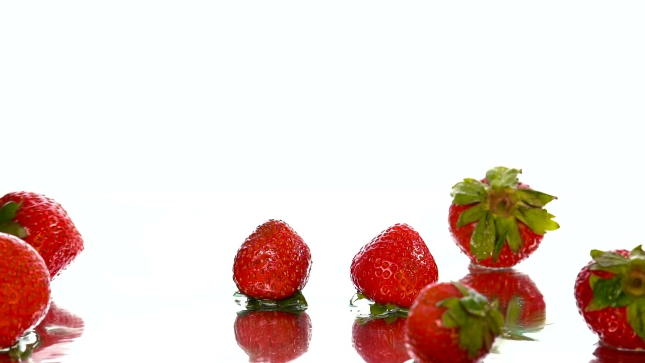 LIBRE strawberries falling on a surface on a white background 10438 full hd