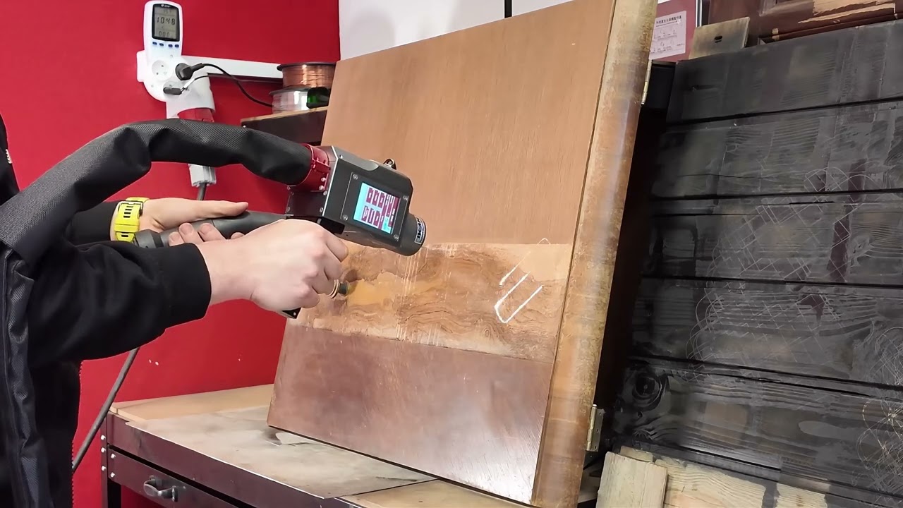 Czyścimy drewniane drzwiczki laserem pulsacyjnym - precyzyjnie i bez chemii.