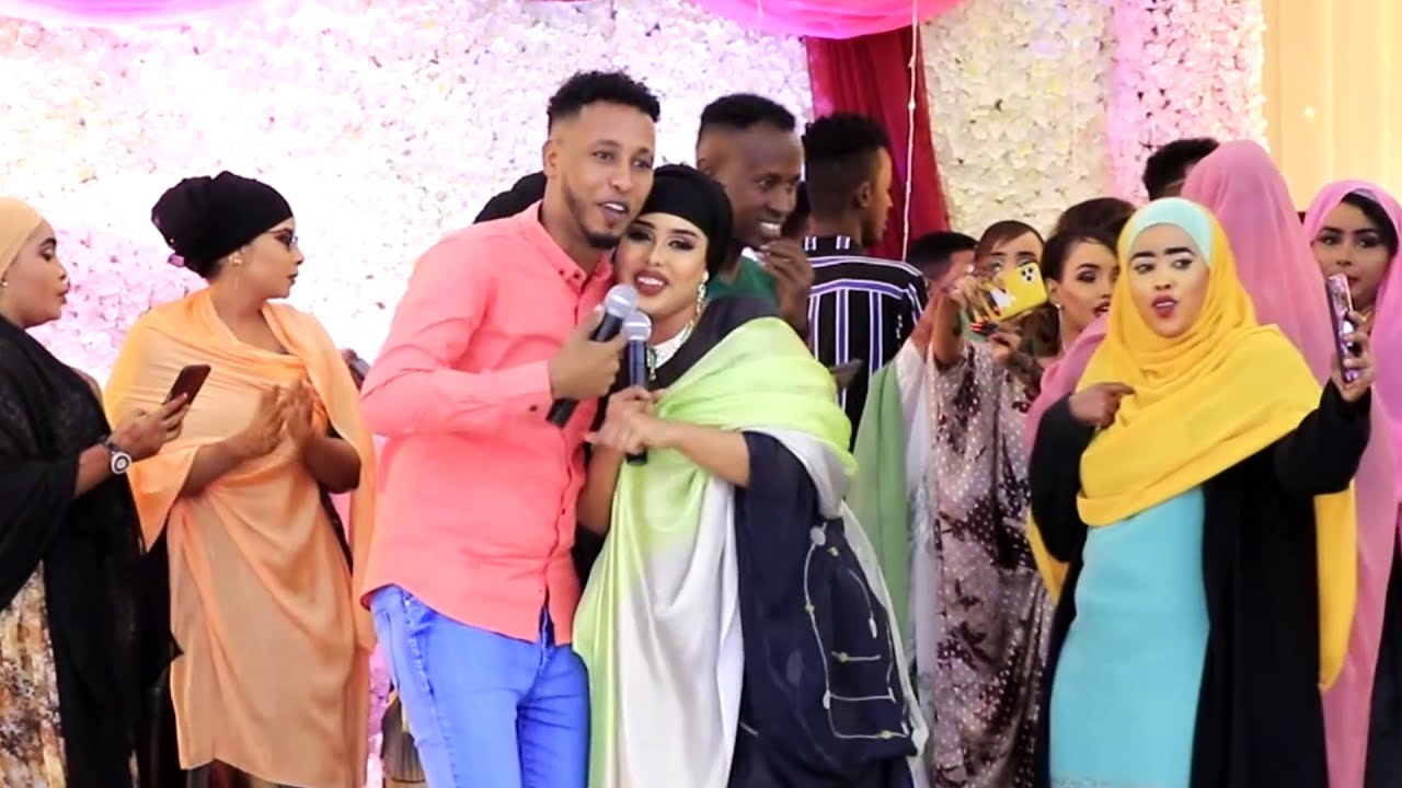 SHAADIYO SHARAF FT ABDIFATAH YARE DHISAAY LIVE ON STAGE