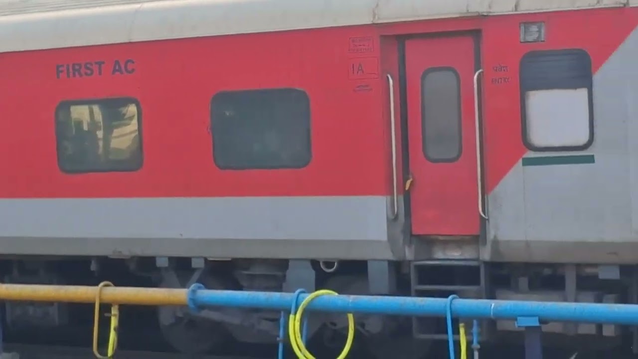 Clear announcement for 20845 Bilaspur- Bikaner Exp and 12920 Malwa SF Express in Ujjain Junction 