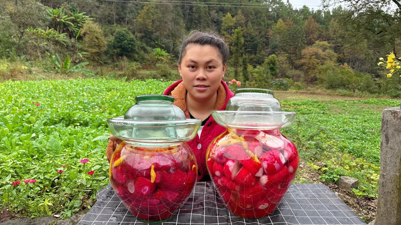 今天泡了两坛酸萝卜，再简单做一餐好吃的 Today, I made two jars of pickled radish