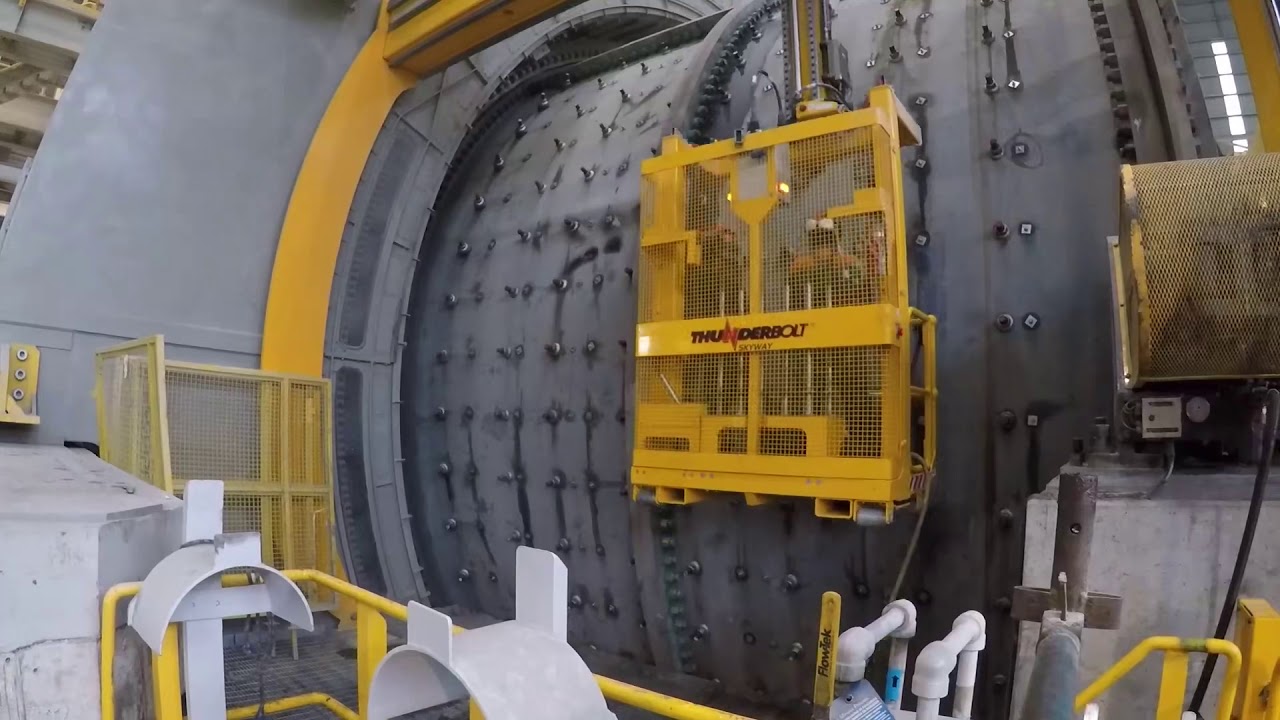 Instalaci&oacute;n  de pernos en molino SAG / SAG mill bolts installation.