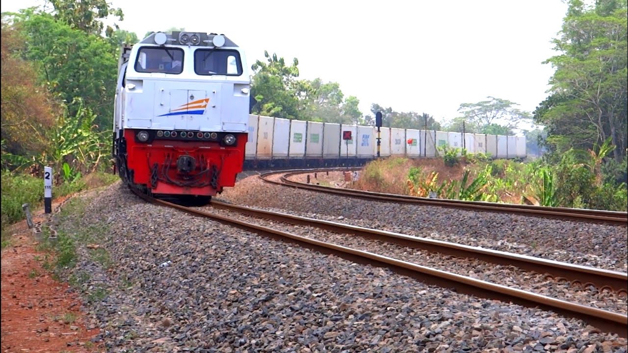 Kompilasi Kereta Api Barang (Peti Kemas) Ngebut,Yang Terakhir Zonk !