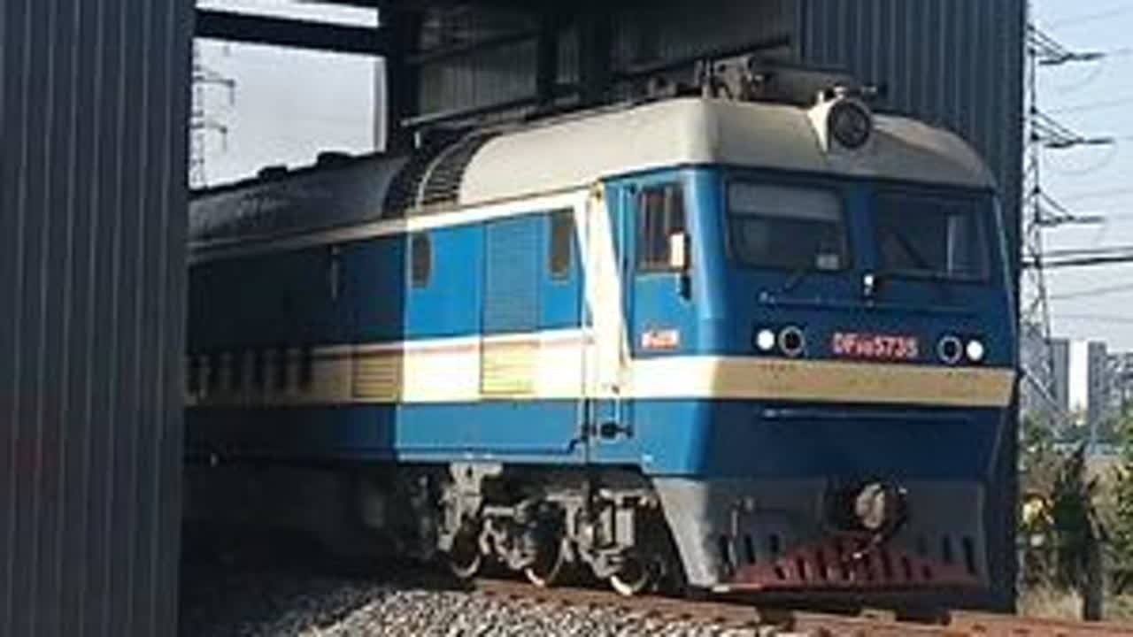 宅羊线11公里道口拍车 【2024.05.01劳动节拍车】山东高速DF8B5735牵引国能C70A型敞车通过益羊铁路宅羊线K11+404道口 感谢司机的友好鸣笛#铁路摄影 #火车 #df8b #...