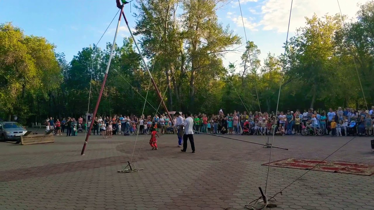 Узбекские канатоходцы Лачин в Караганде. Выступление маленькой канатоходки Бибисора