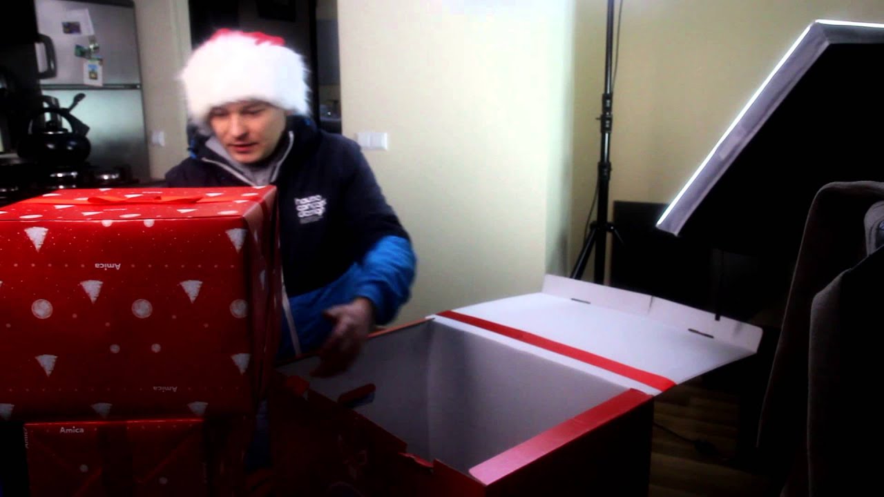 Św Mikołaj Piotr rozdaje prezenty od AMICA