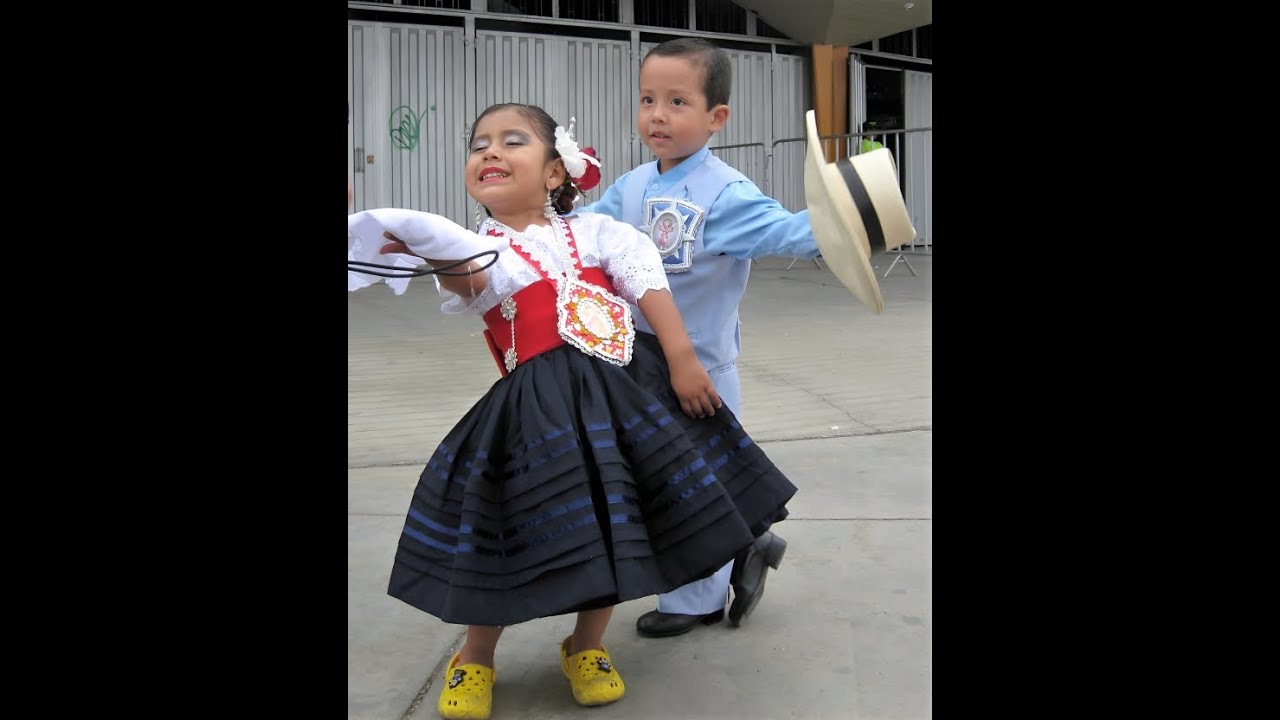 NIÑA 3 AÑOS BAILA MARINERA PLAZA DE TRUJILLO 2013