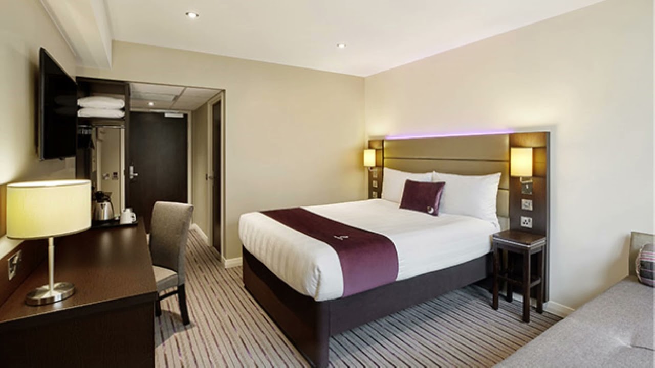 my room Heathrow Airport Terminal 4 Premier Inn hotel 2019
