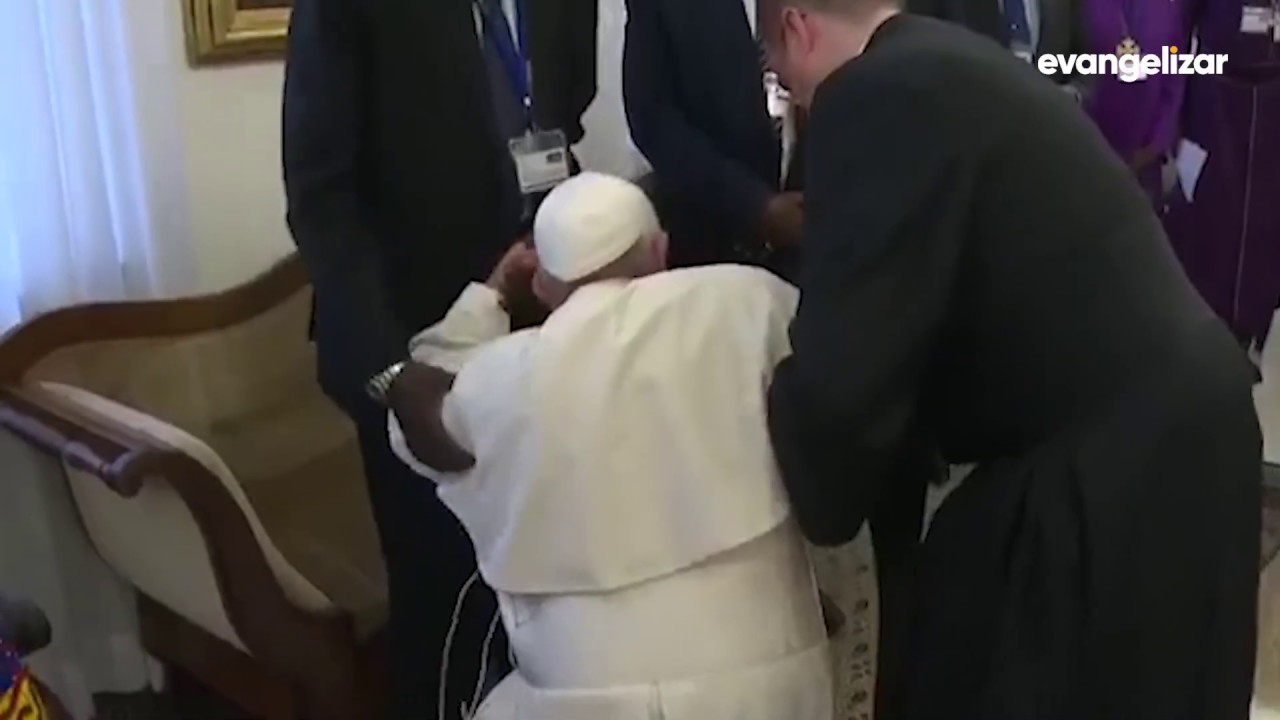 Papa Francisco se ajoelha e beija os pés de líderes do Sudão do Sul para pedir paz [CC]
