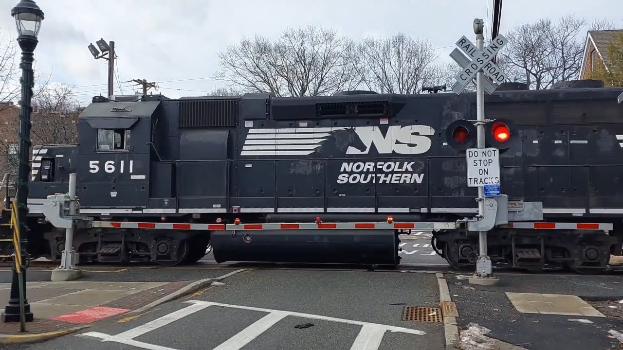 NS local freight creeps across Linwood Ave