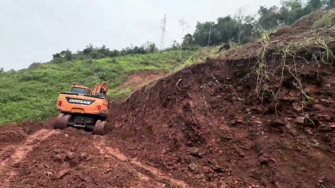 Máy Xúc Doosan Chinh Phục Đồi Núi Dốc Cắt Đường Khai Thác Siêu Chuẩn và sới đồi