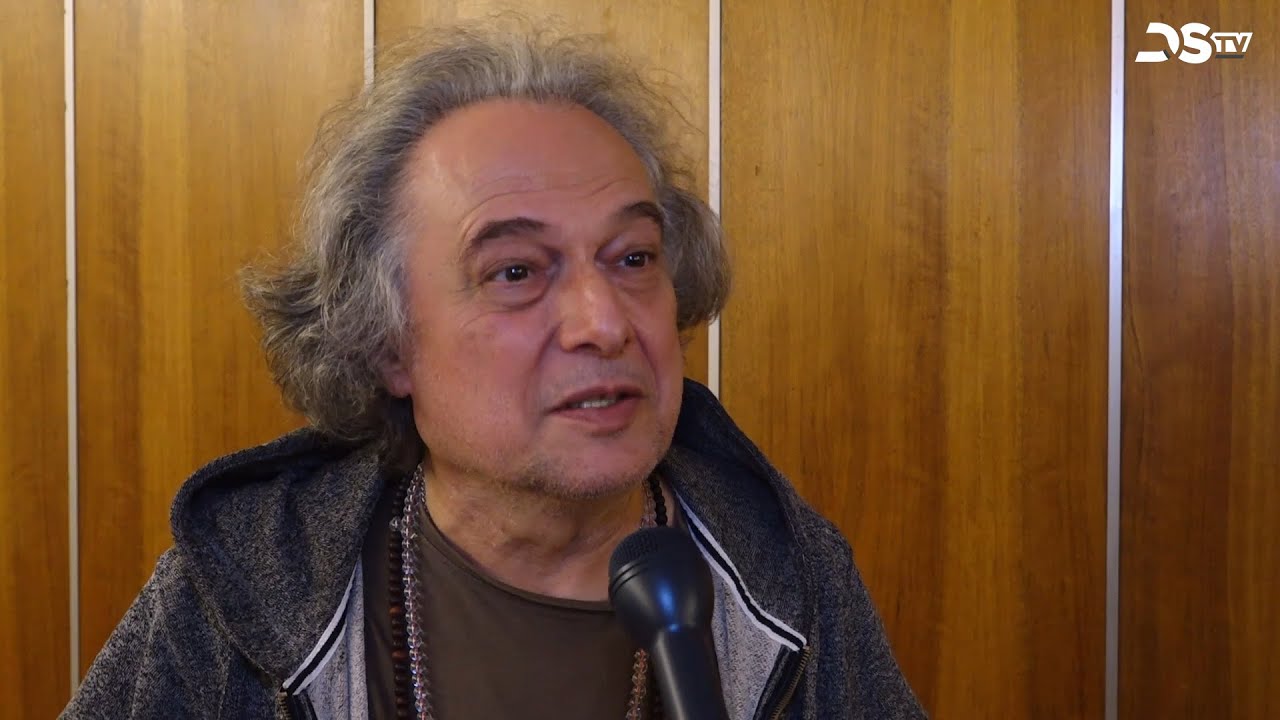 A magyar abszurd humor koron&aacute;zatlan kir&aacute;lya sz&oacute;rakoztatta a k&ouml;z&ouml;ns&eacute;get