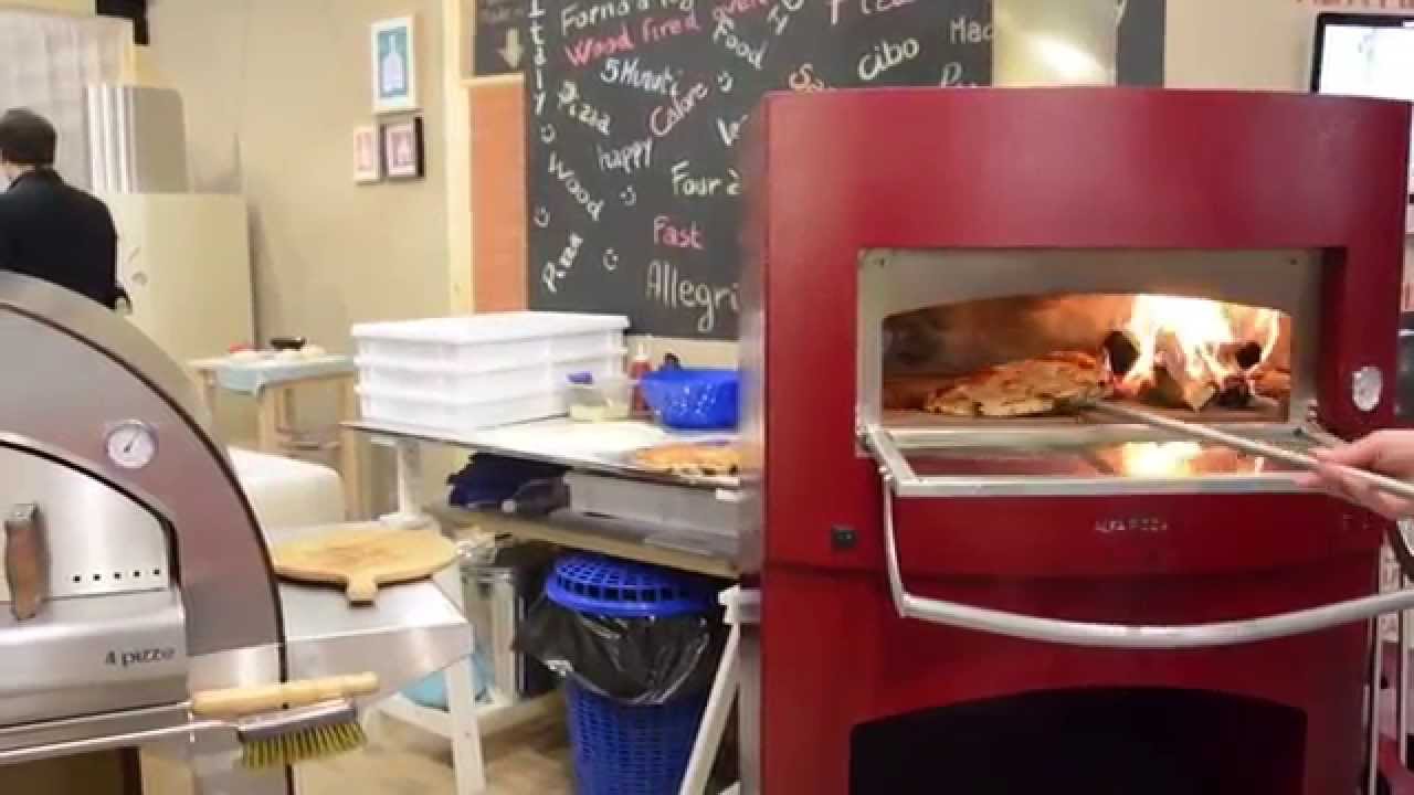 Компания Alfa Pizza на выставке. Приготовление пиццы в печи на дровах
