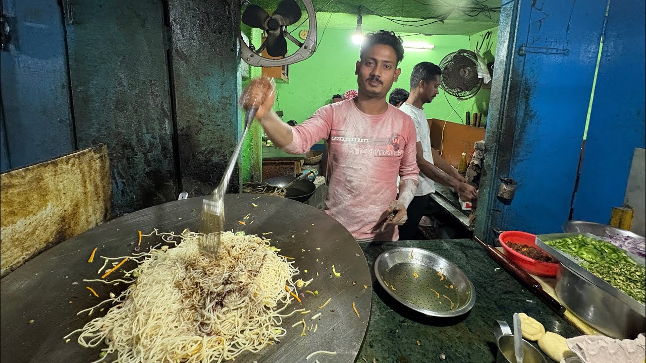 Cooking chowmin /Kalpataru Restaurant /ghurni Bazar /Krishnanagar Nadia