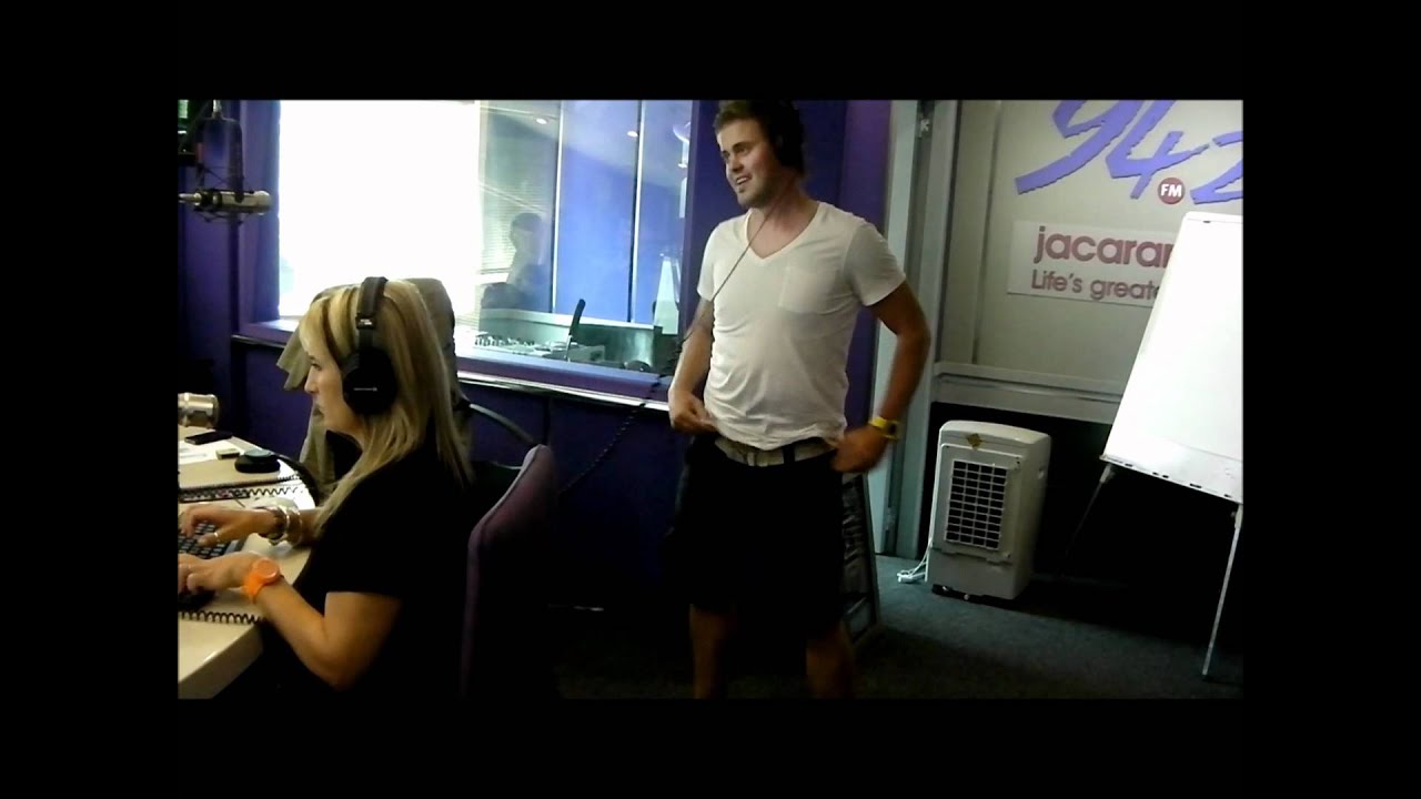 Robbie shuffles in studio!