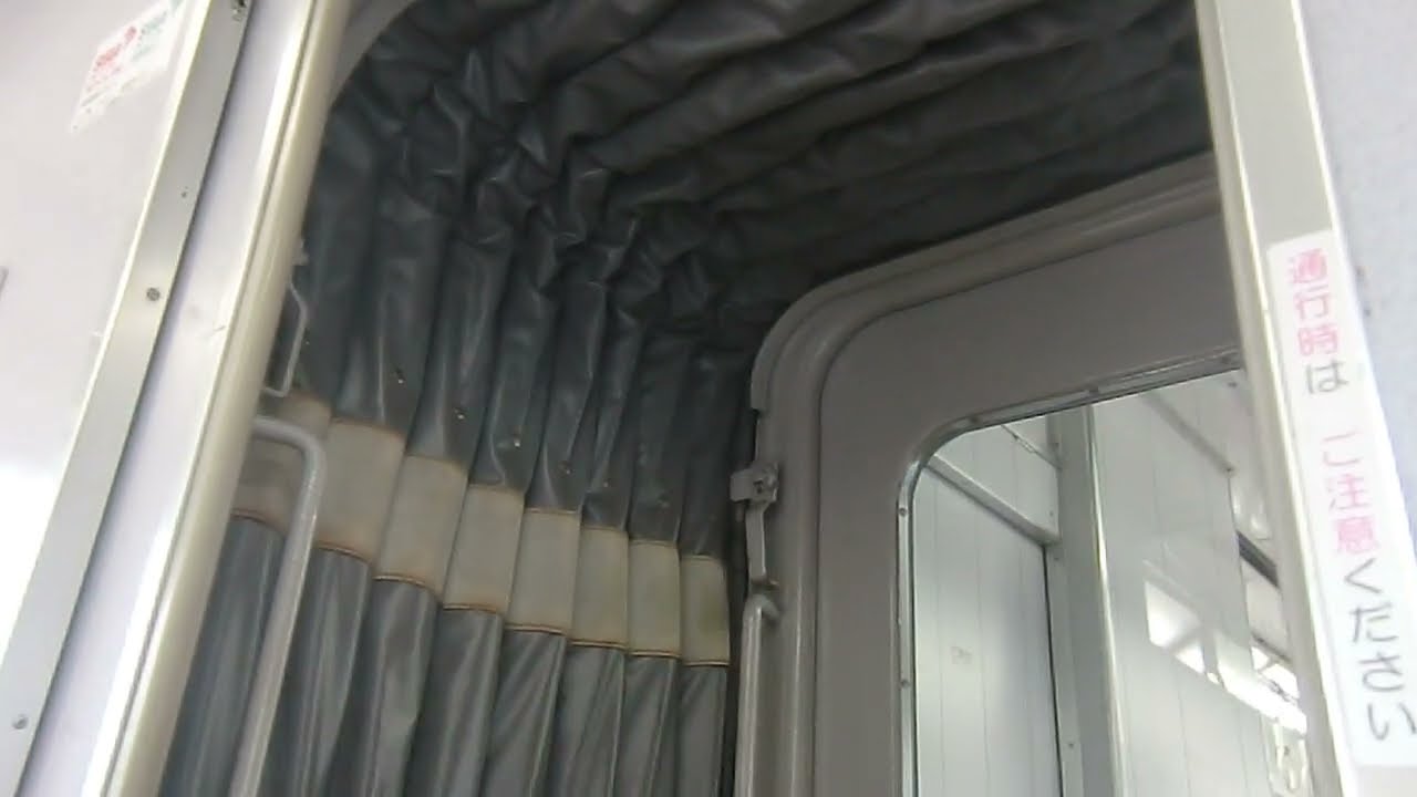 近鉄電車の弥刀駅発車時の幌の動き